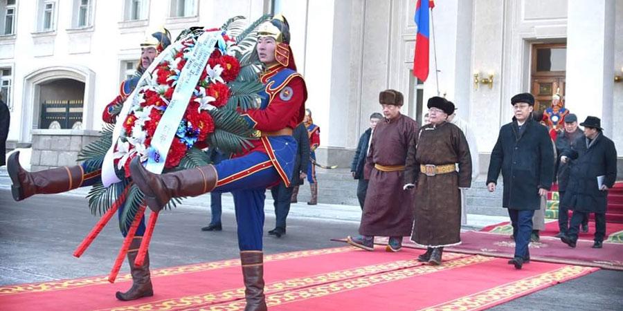 Ж.Эрдэнэбат Монгол төрийн тамганы хөшөөнд хүндэтгэл үзүүллээ
